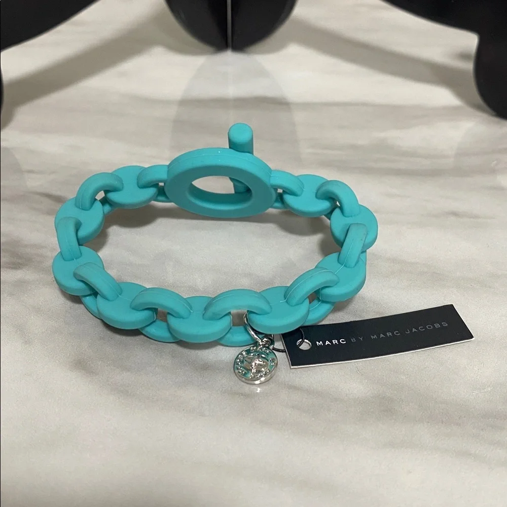 Marc by Marc Jacobs Aqua Lagoon Turnlock Silicone Stretch Bracelet - Picture 5 of 9